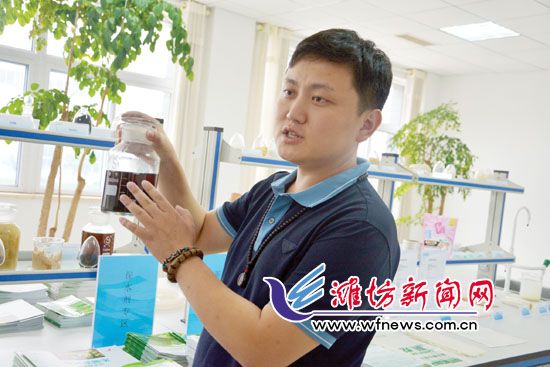 王曉凱正在介紹“旱地寶”的優(yōu)勢。